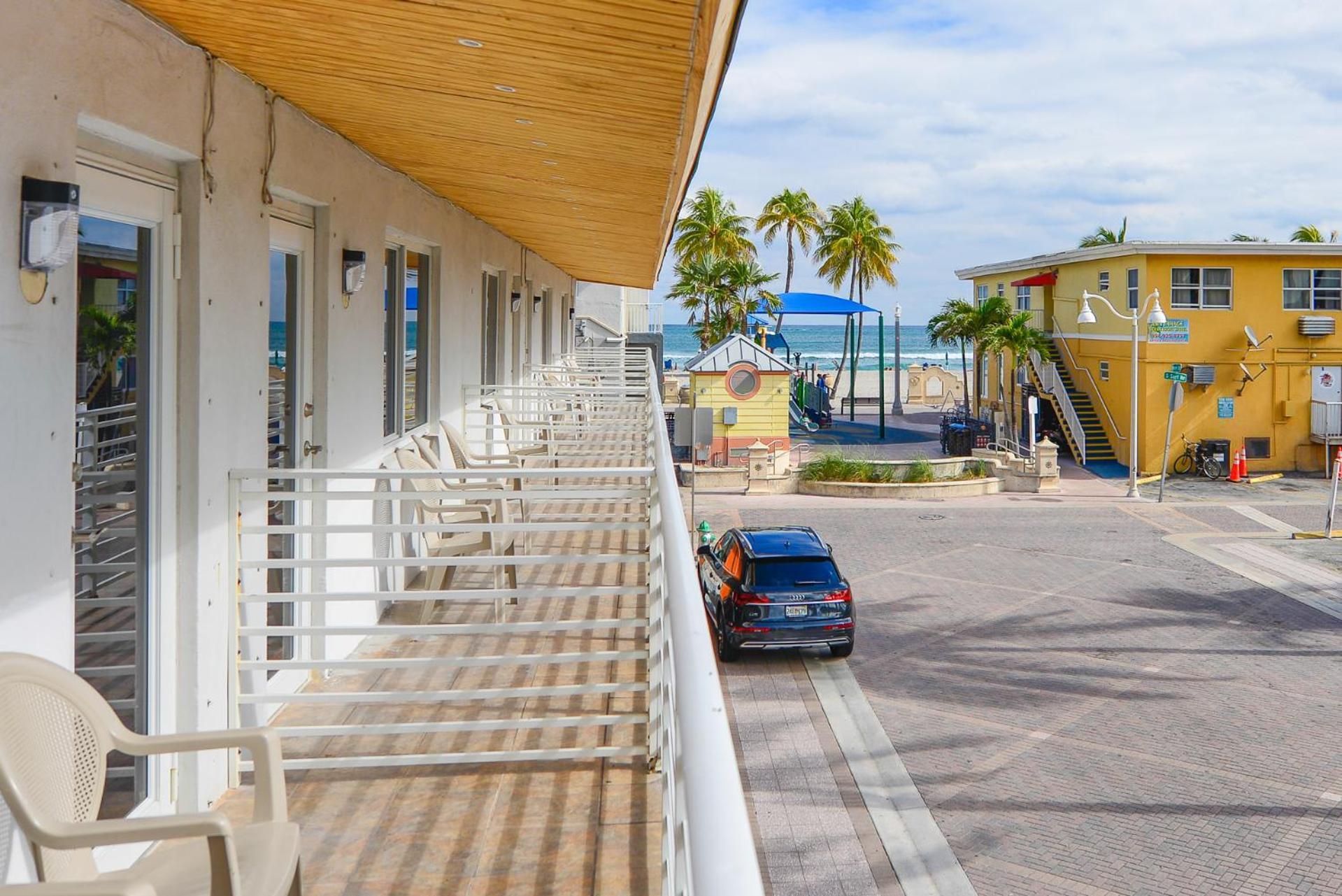 Amazing Balcony Studio At The Beach With Parking -M44 할리우드 외부 사진