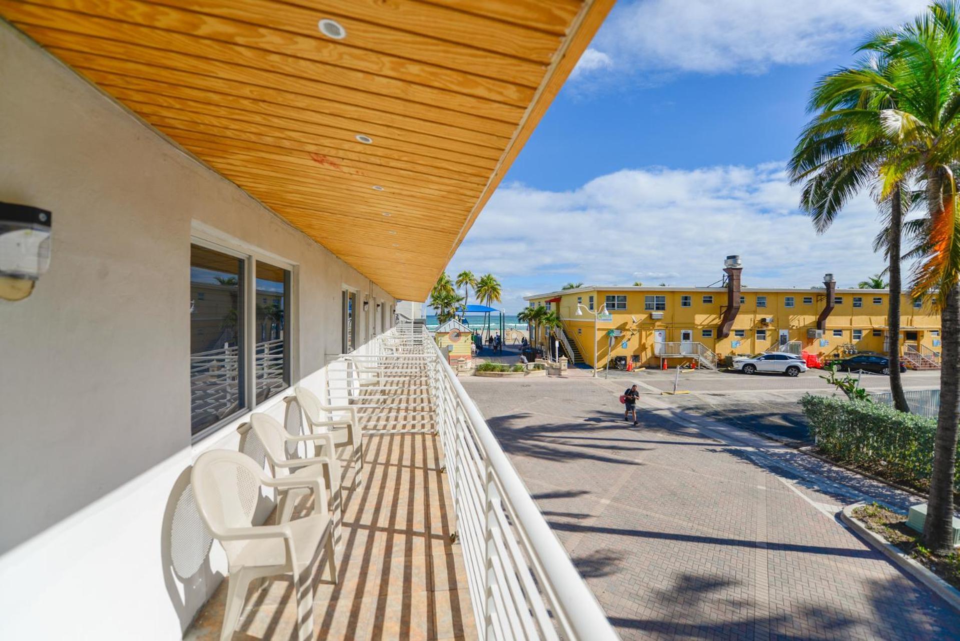 Amazing Balcony Studio At The Beach With Parking -M44 할리우드 외부 사진